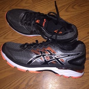 Men’s NWOT ASICS sneakers/ running shoes